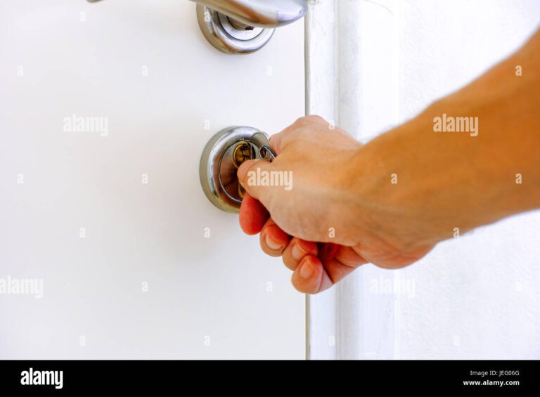 persona mano abrir la puerta con llave jeg06g