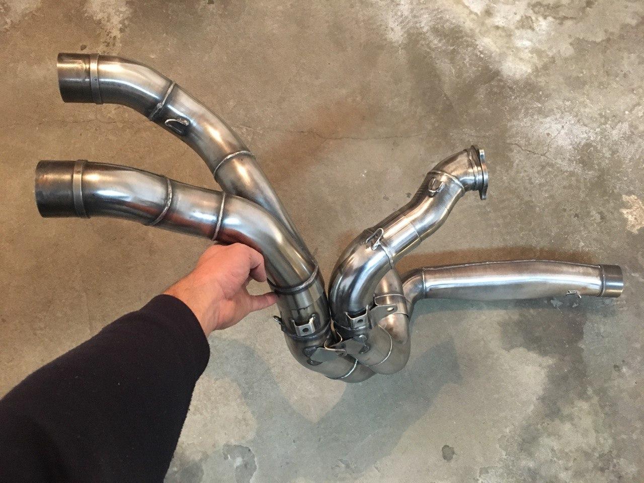 Mecánico limpiando sistema de escape de moto