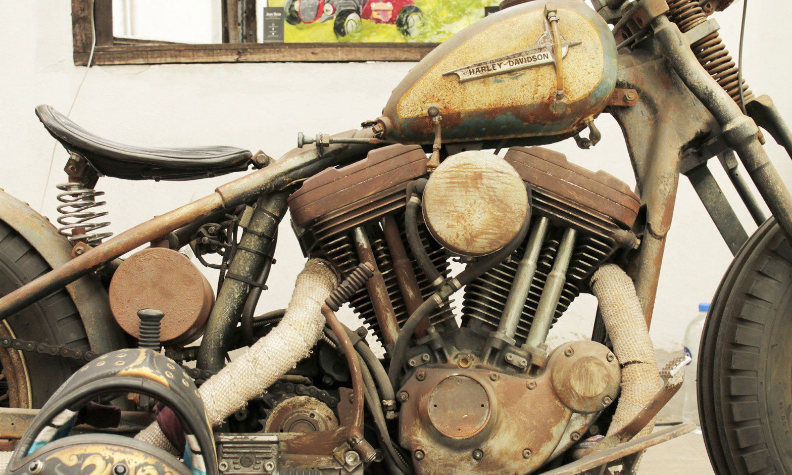 Moto envejecida junto a una nueva