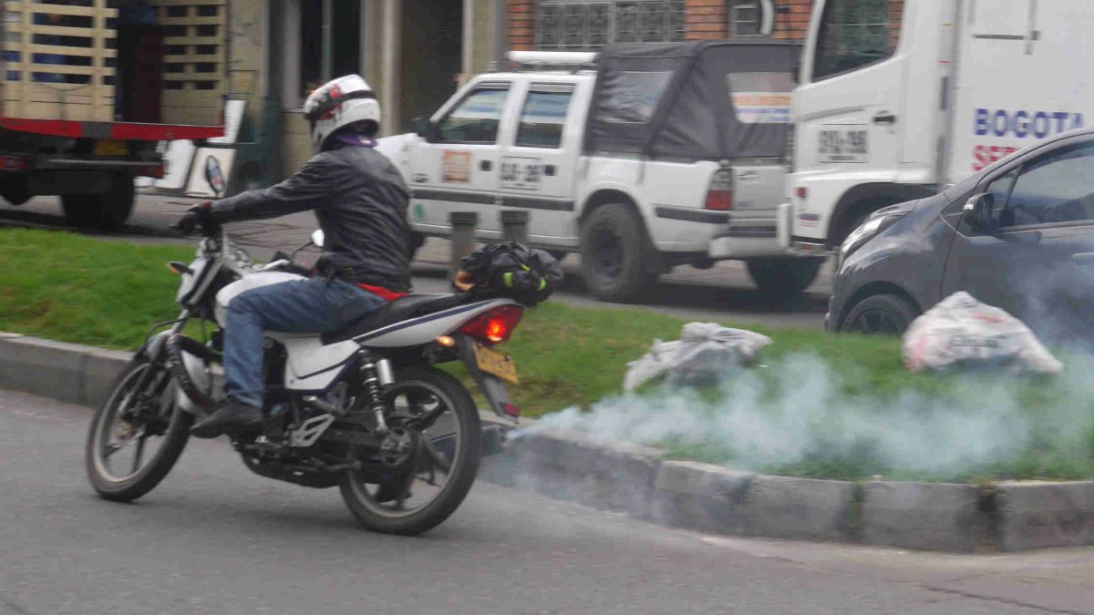 Qué pasa cuando mi moto bota humo blanco 3 Humo blanco saliendo del escape de moto