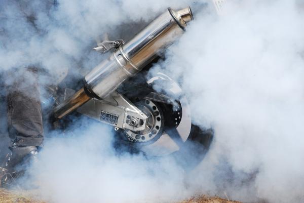por que mi moto echa mucho humo 26428 600
