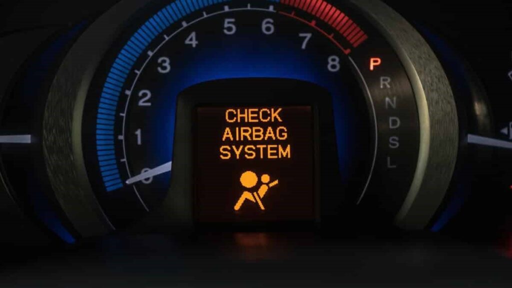 que hacer si la luz de advertencia del sistema de control de airbags se enciende