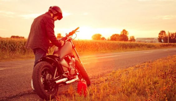 Por qué se me apaga la moto en marcha 3 Moto detenida en la carretera sin combustible