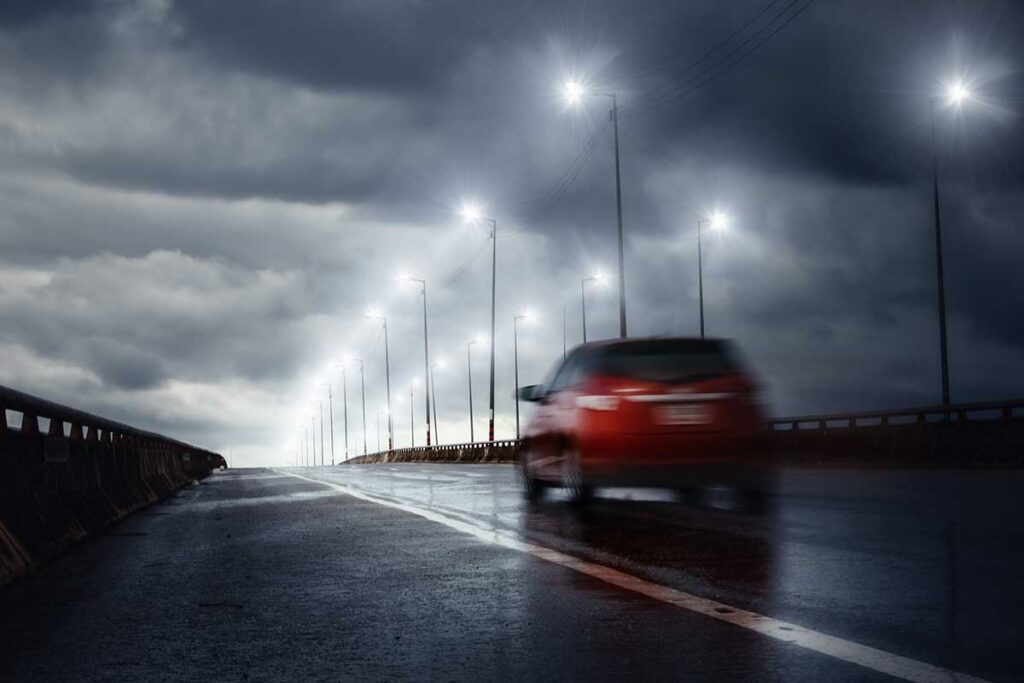 Seguridad al permanecer en el automóvil durante tormentas eléctricas 4 Automóvil protegiendo de la tormenta eléctrica