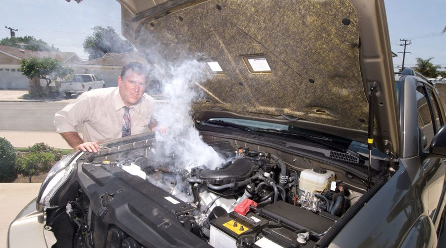 Por qué se sube y se baja la temperatura de mi carro 3 Motor de un coche sobrecalentado en carretera