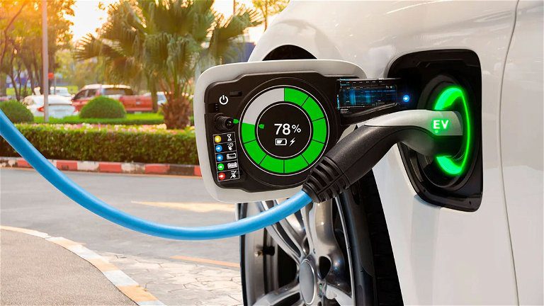 Coche eléctrico cargando en estación de carga