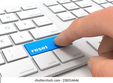 Cómo puedo hacer para resetear la computadora 3 Manos presionando botón de reinicio en computadora
