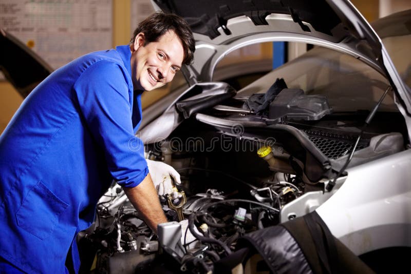Motor con aceite y mecánico revisando