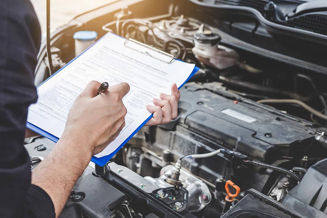 Coche siendo revisado en un taller especializado
