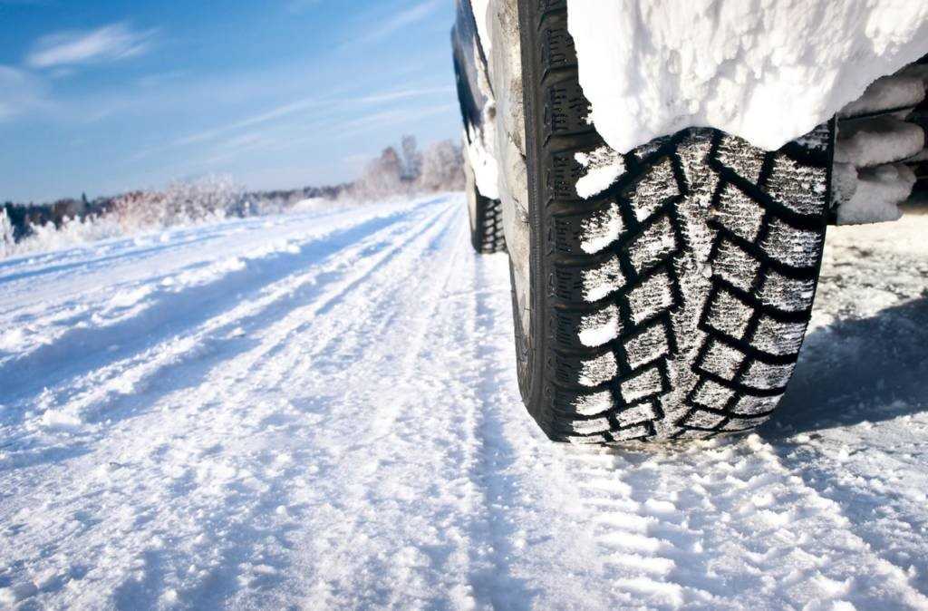 Cómo saber si las ruedas son de nieve 4 Coche con neumáticos de invierno en nieve