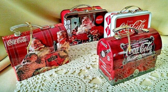 Objetos metálicos brillantes sumergidos en Coca Cola
