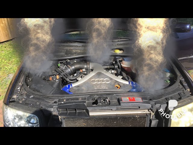 Motor de auto con humo saliendo