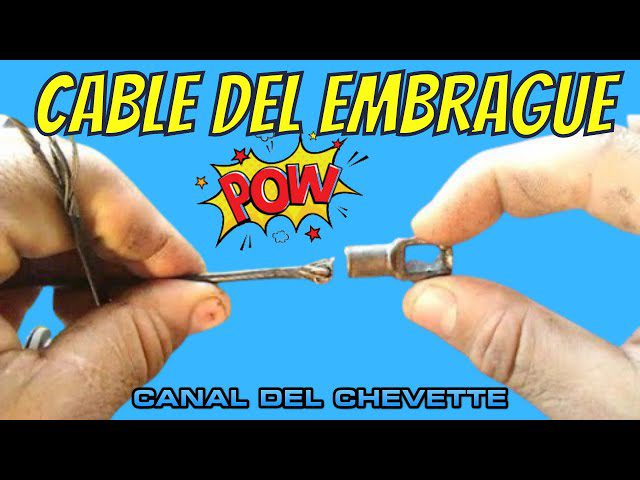 Manos reparando una guaya de clutch