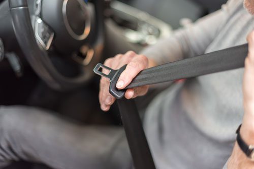 Cómo debe ir colocado el cinturón de seguridad 3 Accidente automovilístico por no usar cinturón