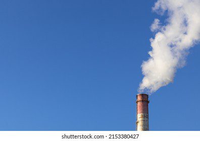 Humo azul emanando de una chimenea
