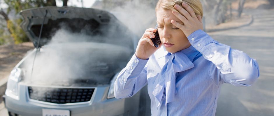 Humo saliendo de un motor de automóvil