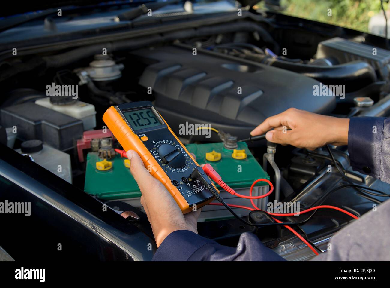 Batería de coche siendo instalada por mecánico