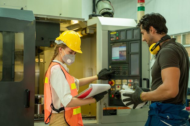 tecnico trabajando revisando maquina gran fabrica industrial 64073 28