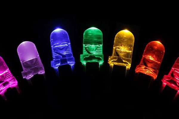 Imagen: Comparativa de luces LED brillantes en acción