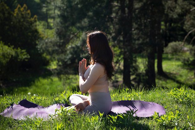 Mujer meditando en medio de la naturaleza