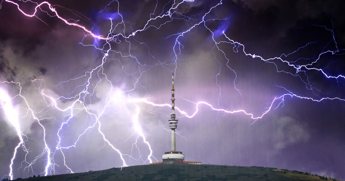 Seguridad al permanecer en el automóvil durante tormentas eléctricas 3 Relámpagos iluminando el cielo durante tormenta eléctrica