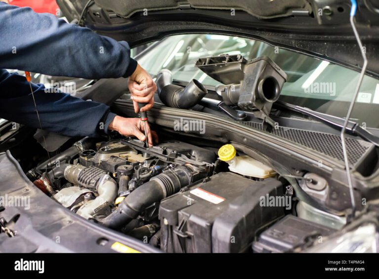 Mantenimiento de componentes en el sistema de lubricación 1 trabajo mecanico en el motor de un coche haciendo reparaciones o mantenimiento mantenimiento en un acercamiento de sus manos con un destornillador t4pmg4