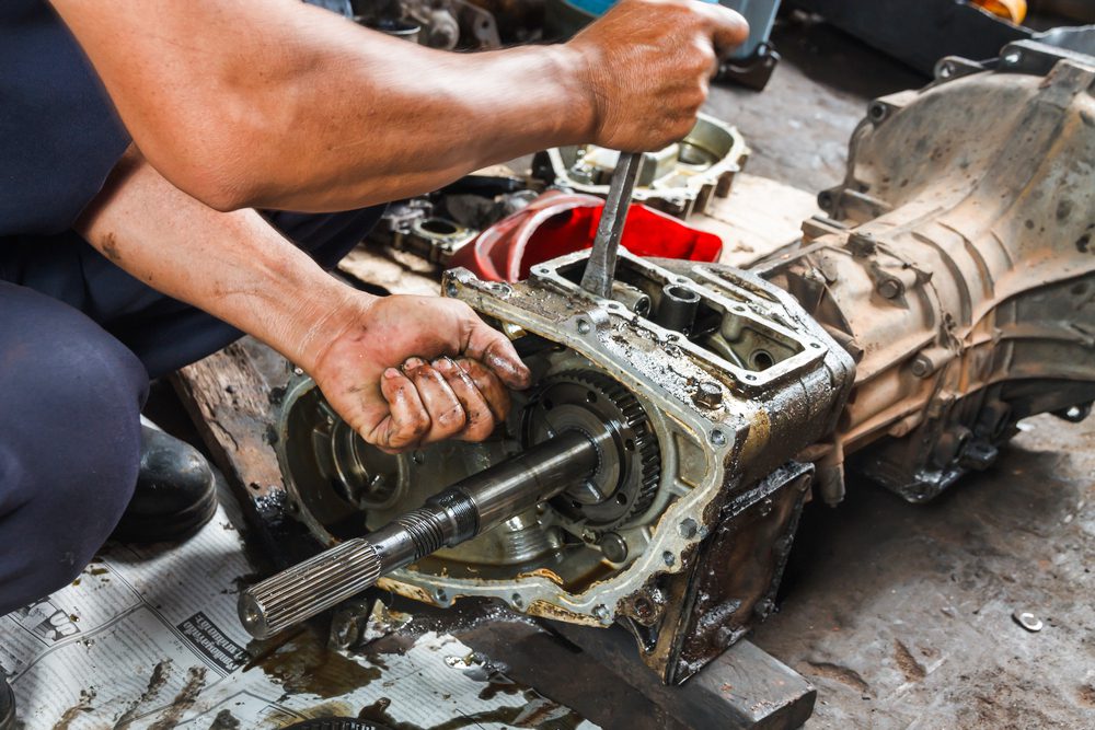 Cuándo afinar la transmisión automática 3 Transmisión automática siendo reparada por un mecánico