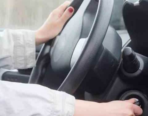 Coche arrancando en una mañana fría