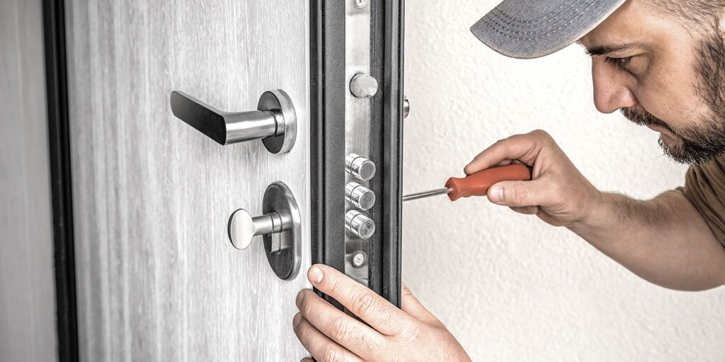 trucos para abrir una puerta atascada