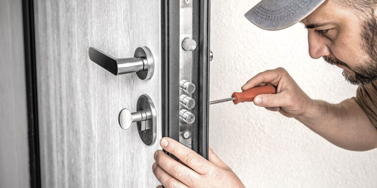 trucos para abrir una puerta atascada