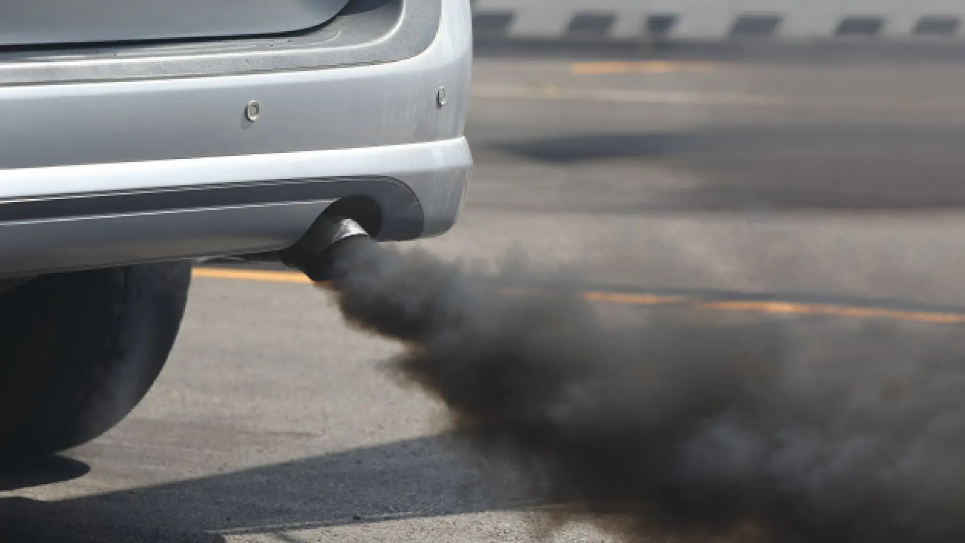 Humo negro saliendo del escape del coche