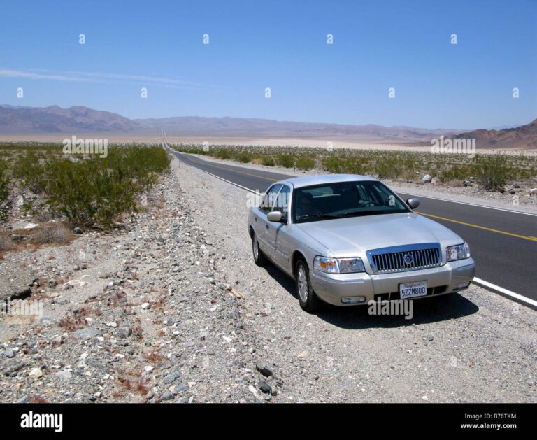 un coche parado al lado de la autovia california usa b76tkm