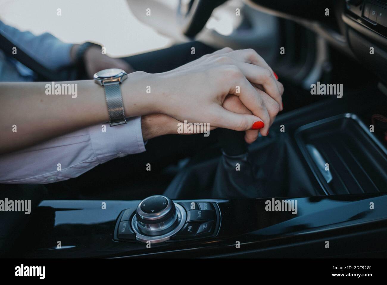 Manos cambiando de marcha en un auto