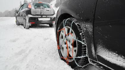 Vehículo con cadenas en la nieve
