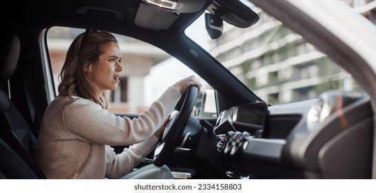 Por qué me da miedo manejar: Entendiendo la Amaxofobia 3 Mujer con expresión de ansiedad al volante