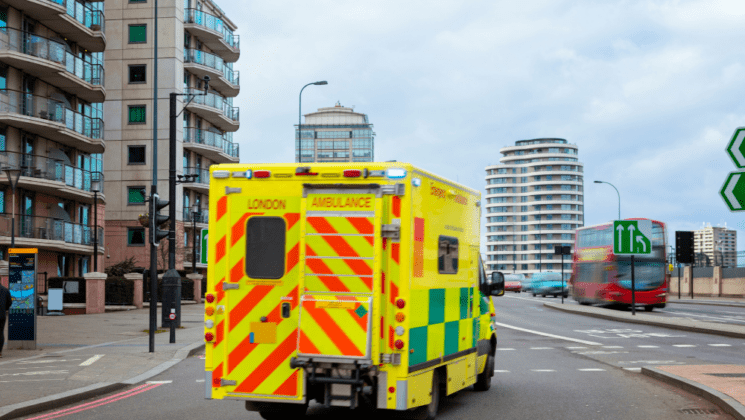 ¿Cómo actuar si me encuentro con un vehículo de emergencia en un carril bus? 4 ¿Cómo actuar si me encuentro con un vehículo de emergencia en un carril bus?