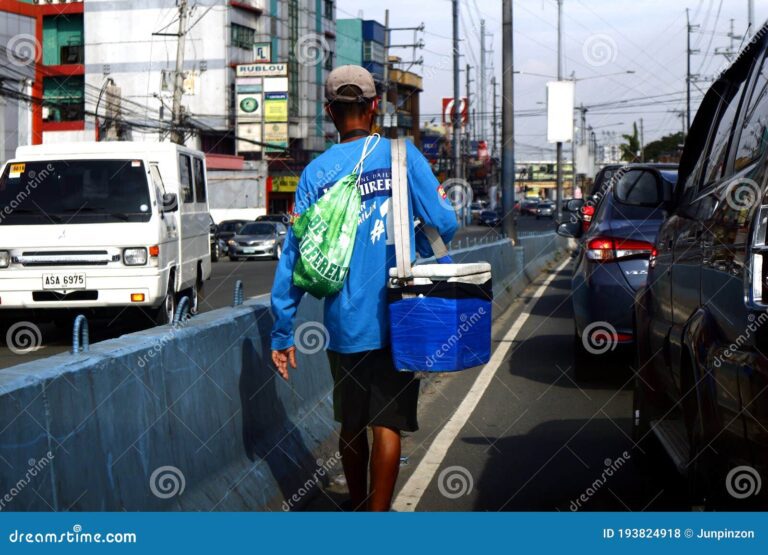 vendedor ambulante vende articulos de aperitivos y agua fria los conductores atascados en el trafico cainta rizal filipinas 193824918