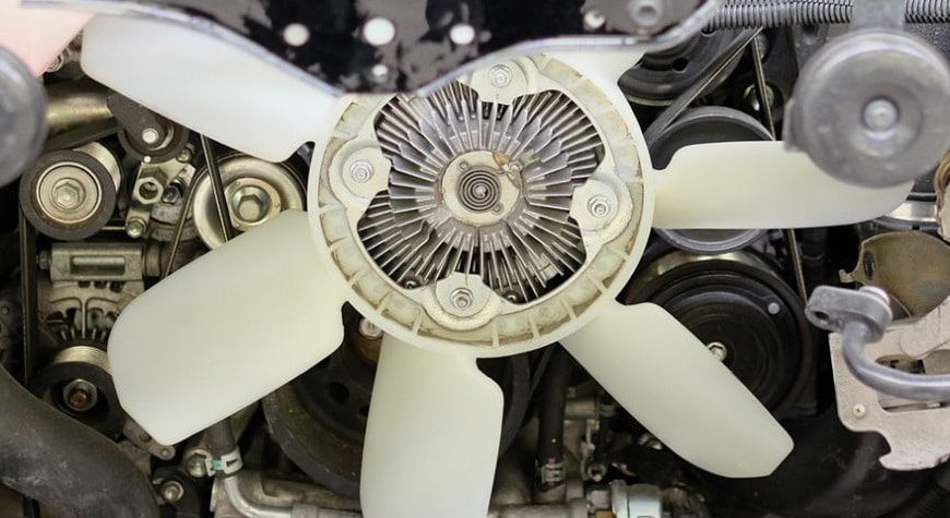 Motor de un automóvil con ventilador activado