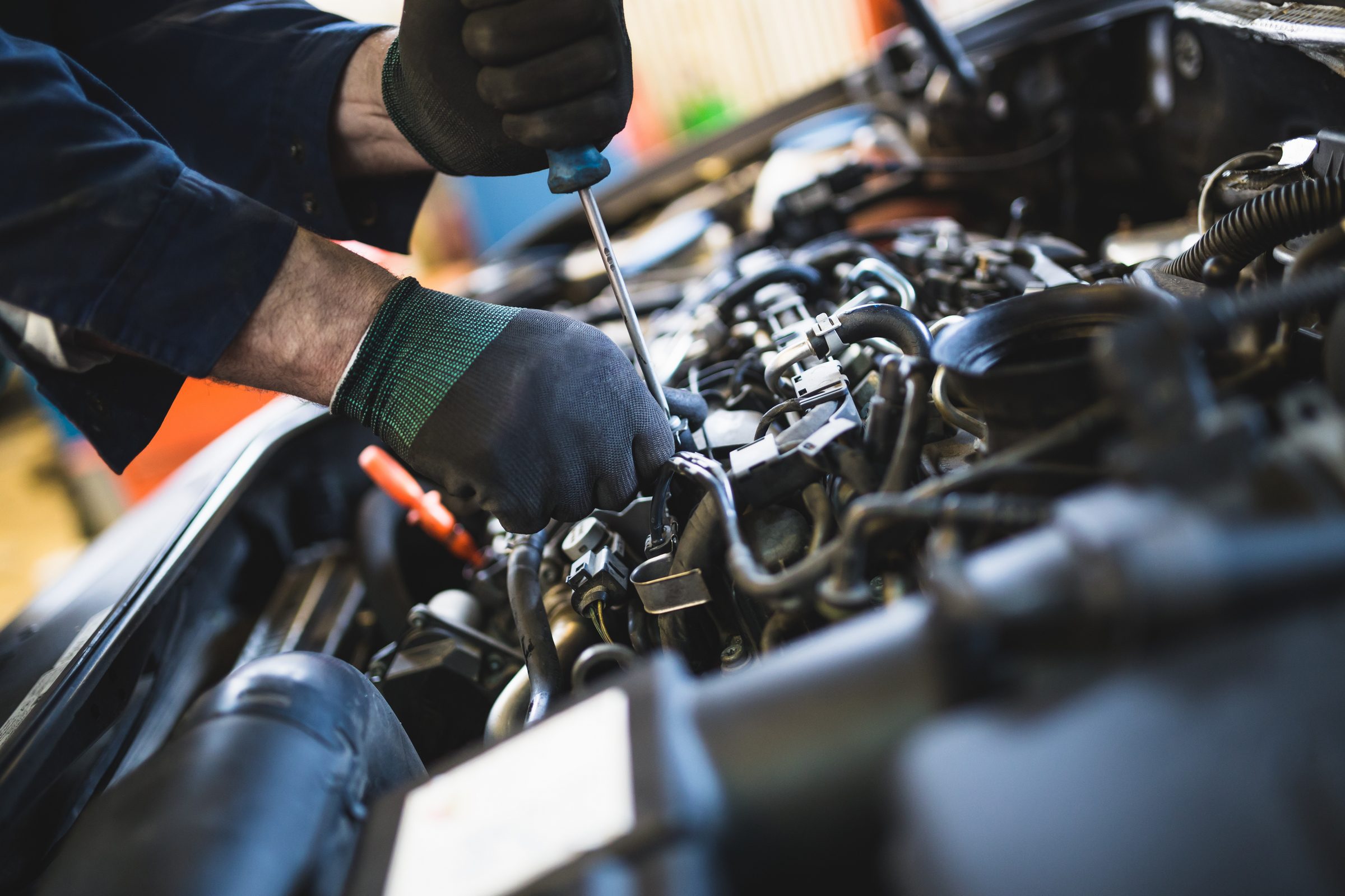 Qué es mejor reparar un motor o comprar uno usado 3 Motor de coche en taller mecánico