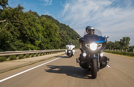 Moto recorriendo una carretera panorámica