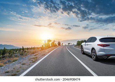 Cuántos kilómetros se debe recorrer un auto por año 1 white car on scenic road 260nw 2046908474