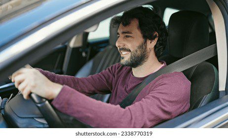 Cómo dejar de tener miedo a conducir 4 Persona sonriente conduciendo un coche feliz