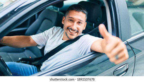Qué hacer para perder el miedo a manejar 1 young hispanic man smiling happy 260nw 1892107678